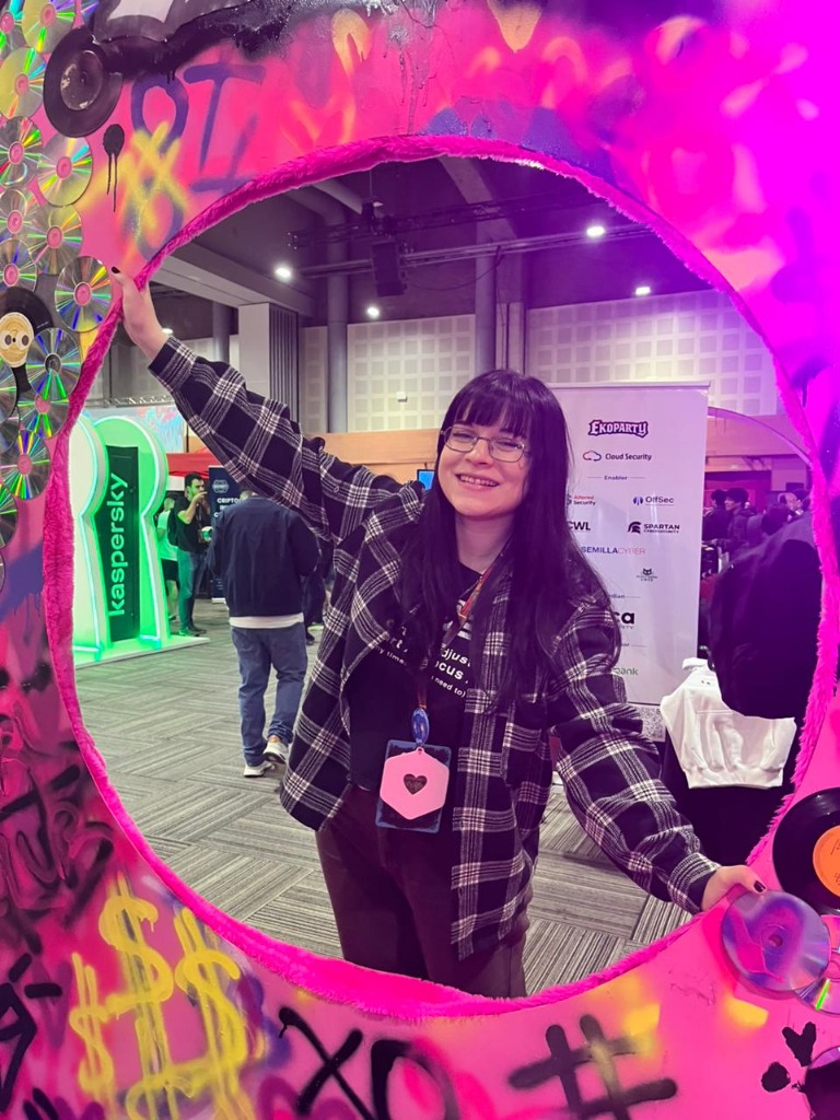 Paula Angeles Villegas speaking at Ekoparty 2025