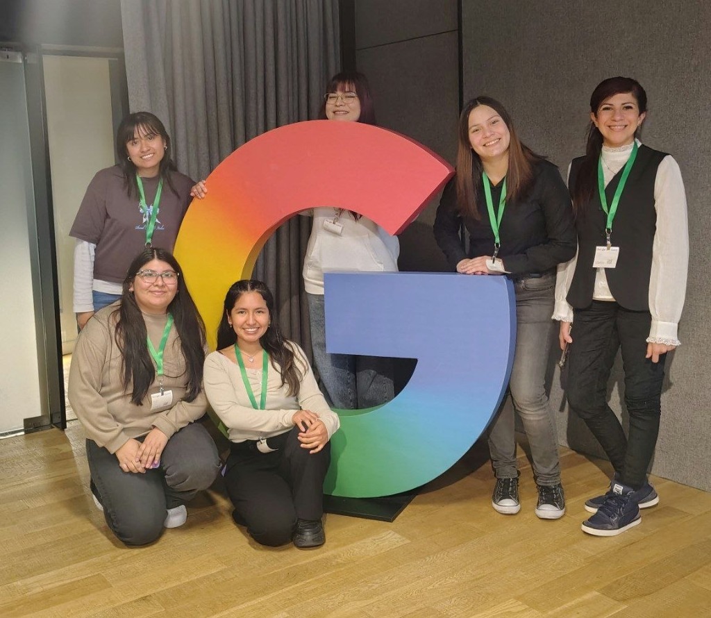 Paula Villegas with SteamGirls community at Google